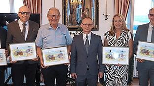 Rafal Pstragowski hatte Geschenke f&uuml;r die pr&auml;genden Gestalter der Partnerschaft mitgebracht: die beiden Rath&auml;user von einem &ouml;rtlichen K&uuml;nstler gemalt.