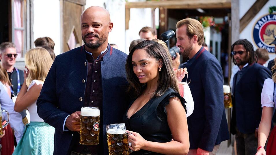 Trainer Vincent Kompany mit seiner Frau Carla Higgs vor dem K&auml;ferzelt auf der Theresienwiese.