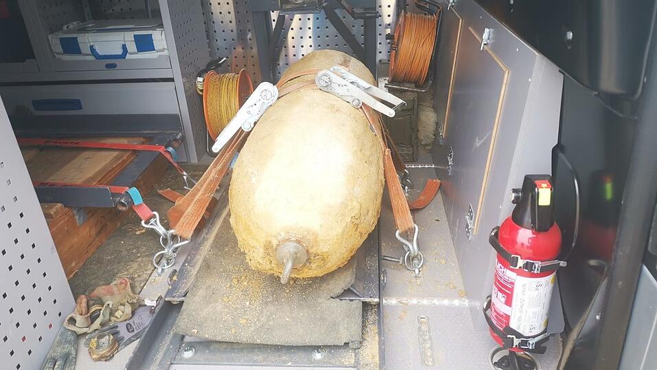 Die entsch&auml;rfte Fliegerbombe beim Abtransport. 120 Kilogramm Sprengstoff enthielt sie laut den Experten vor Ort.