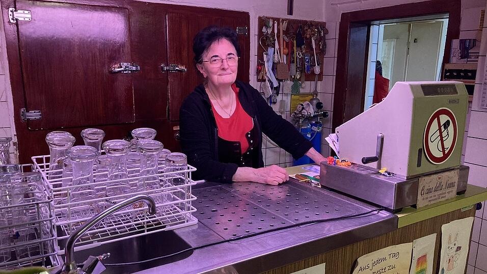 Alles Originale: Der urige Tresen, die alte Drehkasse und Edeltraud Groß. Alles Originale: Der urige Tresen, die alte Drehkasse und Edeltraud Groß.