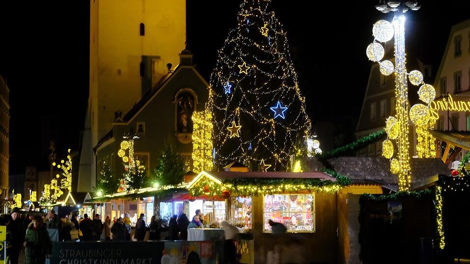 Der Straubinger Christkindlmarkt punktet bei der Lichtinstallation enorm.