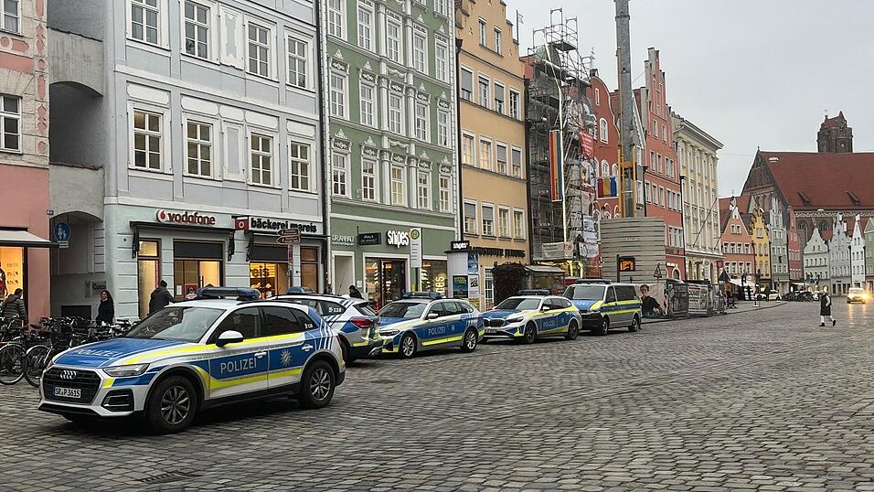 Die Polizei rückte mit einem Großaufgebot an. Die Polizei rückte mit einem Großaufgebot an.