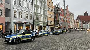 Die Polizei r&uuml;ckte mit einem Gro&szlig;aufgebot an.