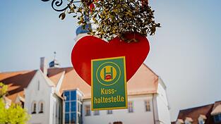Rotes Herz und Mistelzweig: Auf dem Marktplatz in Eisenberg ist K&uuml;ssen ausdr&uuml;cklich erw&uuml;nscht.