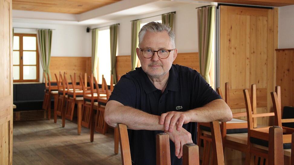 Die St&uuml;hle stehen auf den Tischen, der Boden ist gewischt. Markus Stahl h&ouml;rt nach sieben Jahren als Wirt des Br&auml;uhofs in Wallersdorf auf.