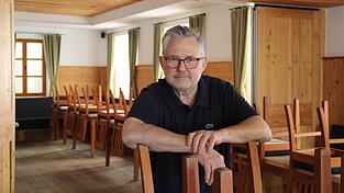 Die Stühle stehen auf den Tischen, der Boden ist gewischt. Markus Stahl hört nach sieben Jahren als Wirt des Bräuhofs in Wallersdorf auf. Die Stühle stehen auf den Tischen, der Boden ist gewischt. Markus Stahl hört nach sieben Jahren als Wirt des Bräuhofs in Wallersdorf auf.