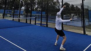 Das regnerische Herbstwetter gerät am Padelplatz schnell in Vergessenheit: Der Boden ist überraschend rutschfest - und die Temperaturen werden weggeschwitzt. Das regnerische Herbstwetter gerät am Padelplatz schnell in Vergessenheit: Der Boden ist überraschend rutschfest - und die Temperaturen werden weggeschwitzt.