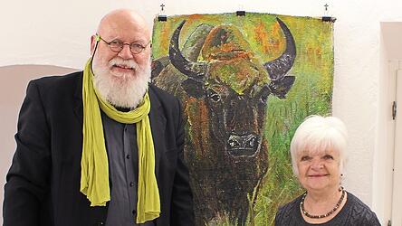 Erich Gruber, Vorsitzender der Gemeinschaft Bildender K&uuml;nstler, zusammen mit Roswitha Riebe-Beicht bei der Vernissage.