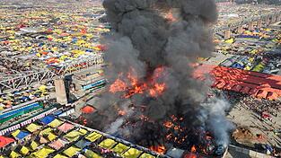 Feuer bei riesigem Pilgerfest in Indien.