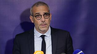 Staatsanwalt Grégoire Dulin spricht über die Erkenntnisse im Fall. Staatsanwalt Grégoire Dulin spricht über die Erkenntnisse im Fall.