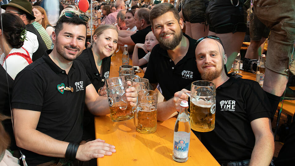 Echte Blasmusikfans lie&szlig;en sich den Montagabend im Festzelt Weckmann nicht entgehen.