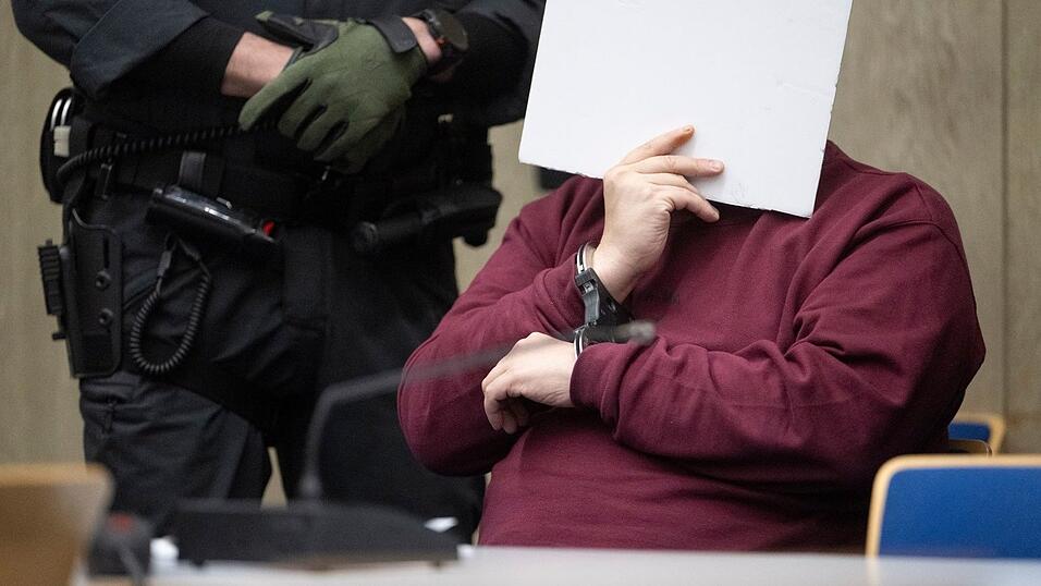 Bei der Fahrt Anfang März war der Angeklagte laut Staatsanwaltschaft gezielt auf Menschen zugefahren. Eine 83-jährige Frau und ein 54-jähriger Mann wurden getötet. Bei der Fahrt Anfang März war der Angeklagte laut Staatsanwaltschaft gezielt auf Menschen zugefahren. Eine 83-jährige Frau und ein 54-jähriger Mann wurden getötet.