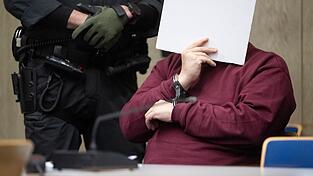 Bei der Fahrt Anfang März war der Angeklagte laut Staatsanwaltschaft gezielt auf Menschen zugefahren. Eine 83-jährige Frau und ein 54-jähriger Mann wurden getötet. Bei der Fahrt Anfang März war der Angeklagte laut Staatsanwaltschaft gezielt auf Menschen zugefahren. Eine 83-jährige Frau und ein 54-jähriger Mann wurden getötet.