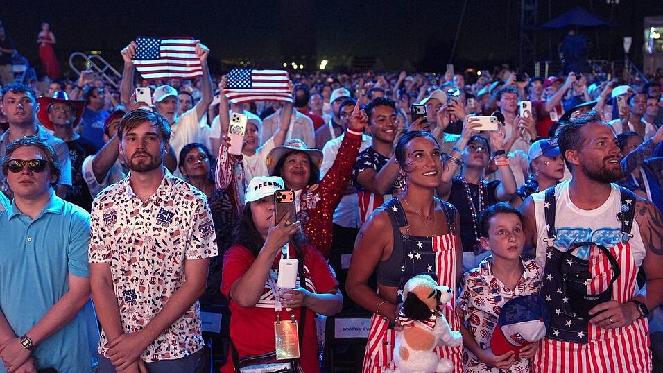 Tausende Zuschauer hatten sich auf der National Mall in Washington versammelt. Tausende Zuschauer hatten sich auf der National Mall in Washington versammelt.