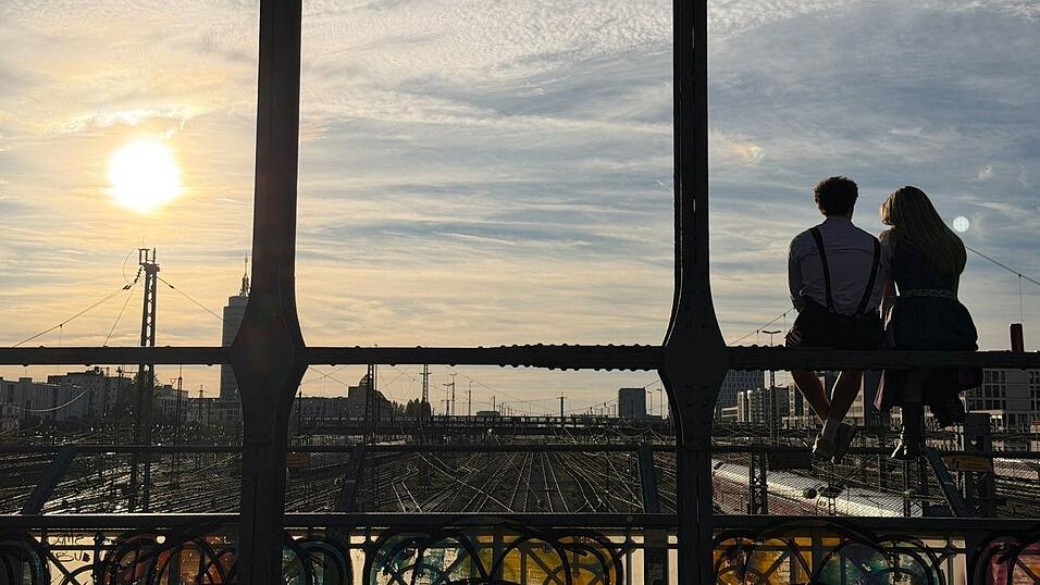 Auch auf der Münchner Hackerbrücke dürften am Wochenende viele wieder milde Temperaturen genießen. (Archivbild) Auch auf der Münchner Hackerbrücke dürften am Wochenende viele wieder milde Temperaturen genießen. (Archivbild)
