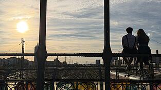 Auch auf der Münchner Hackerbrücke dürften am Wochenende viele wieder milde Temperaturen genießen. (Archivbild) Auch auf der Münchner Hackerbrücke dürften am Wochenende viele wieder milde Temperaturen genießen. (Archivbild)