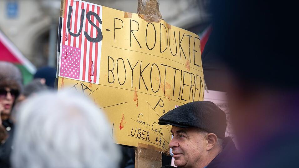 Es seien generell weniger Menschen zu den Protesten gekommen, als erwartet, sagte der Polizeisprecher. Es seien generell weniger Menschen zu den Protesten gekommen, als erwartet, sagte der Polizeisprecher.