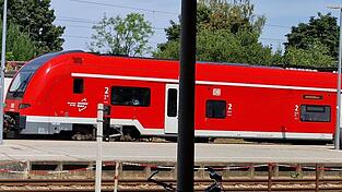 Ein Personenzug steht am Landauer Bahnhof. Hier fand in der Nacht auf Mittwoch ein Großeinsatz statt.