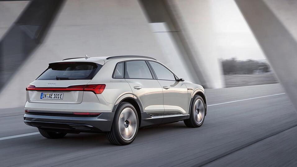 Der Audi e-tron ist ein vollelektrischer SUV: Die Nachfrage nach Elektroautos ist in Deutschland weiterhin verhalten. Der Energieverband BDEW wirbt nun mit einem bundesweiten Aktionstag für die Elektromobilität. Der Audi e-tron ist ein vollelektrischer SUV: Die Nachfrage nach Elektroautos ist in Deutschland weiterhin verhalten. Der Energieverband BDEW wirbt nun mit einem bundesweiten Aktionstag für die Elektromobilität.