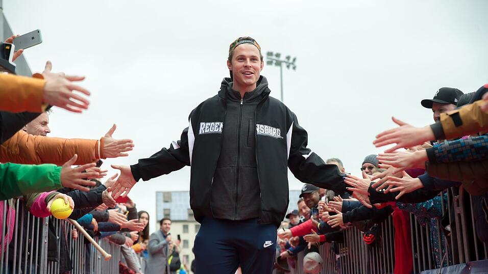 Baseball-Superstar Max Kepler war am Samstag zu Gast in Regensburg. Baseball-Superstar Max Kepler war am Samstag zu Gast in Regensburg.