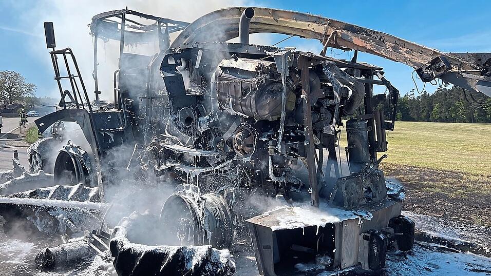 Nur noch Schrottwert hat dieses Gerippe, das vom ehemals neuen Häcksler übrig geblieben ist. Nur noch Schrottwert hat dieses Gerippe, das vom ehemals neuen Häcksler übrig geblieben ist.