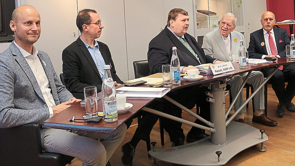 David Macek, Petr Kalousek, Bernd Posselt, Milan Uhde und Mojmir Jerabek (v.l.) stimmen in Regensburg auf den Sudetendeutschen Tag als Fest der Versöhnung ein. David Macek, Petr Kalousek, Bernd Posselt, Milan Uhde und Mojmir Jerabek (v.l.) stimmen in Regensburg auf den Sudetendeutschen Tag als Fest der Versöhnung ein.