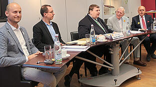 David Macek, Petr Kalousek, Bernd Posselt, Milan Uhde und Mojmir Jerabek (v.l.) stimmen in Regensburg auf den Sudetendeutschen Tag als Fest der Versöhnung ein.