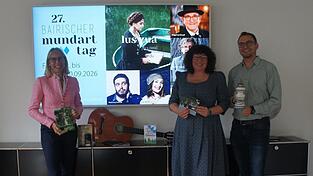 Pr&auml;sentierten das Programm f&uuml;r den &bdquo;Bairischen Mundarttag&ldquo; (v. l.): zweite B&uuml;rgermeisterin Renate Wasmeier, Kulturamtsleiterin Sabine Saxinger und stellvertretender Kulturamtsleiter Daniel Kainz.