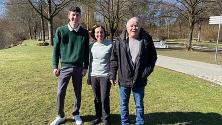 Die neuen P&auml;chter des Kurparkkiosks: Suna Sagstetter und ihr Sohn Nicolas; mit im Bild Arthur Sagstetter