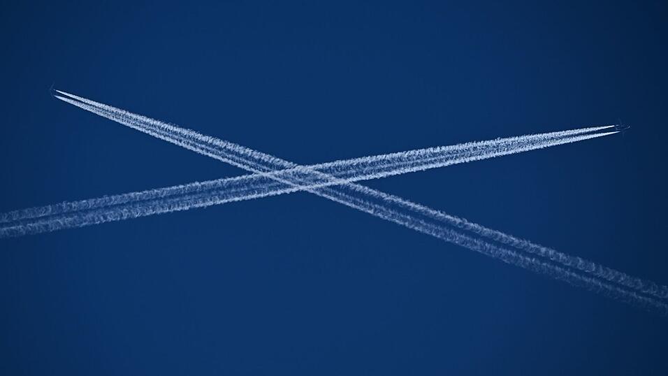 Kondensstreifen können Schleierwolken erzeugen, die zur Erderwärmung beitragen. (Symbolbild) Kondensstreifen können Schleierwolken erzeugen, die zur Erderwärmung beitragen. (Symbolbild)