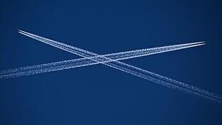 Kondensstreifen können Schleierwolken erzeugen, die zur Erderwärmung beitragen. (Symbolbild) Kondensstreifen können Schleierwolken erzeugen, die zur Erderwärmung beitragen. (Symbolbild)