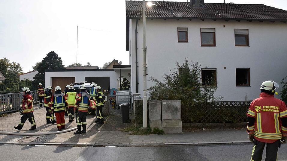 Mehrere Feuerwehren wurden zu einem Brand nach Thann in die Pfrombacher Straße gerufen. Mehrere Feuerwehren wurden zu einem Brand nach Thann in die Pfrombacher Straße gerufen.