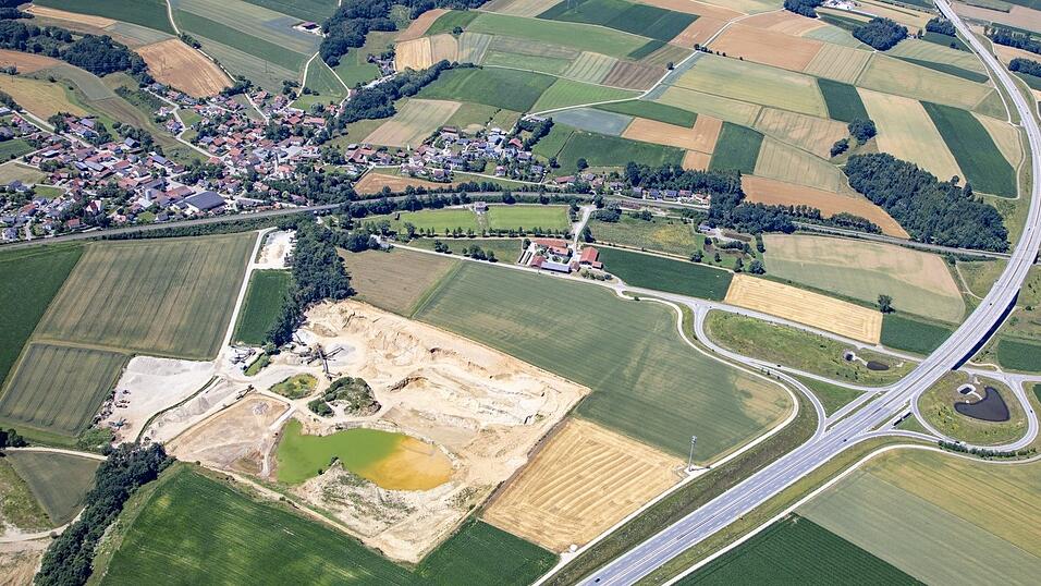 Auf dem Gelände der Firma Böhm soll ein Asphaltmischwerk entstehen. Auf dem Gelände der Firma Böhm soll ein Asphaltmischwerk entstehen.