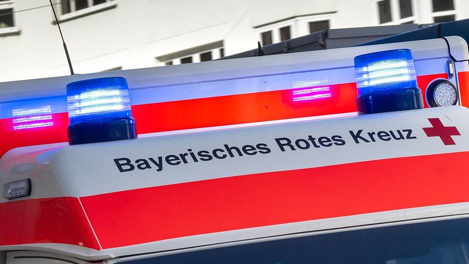 Mit leichten Verletzungen brachte der Rettungsdienst den Mann in ein Krankenhaus. (Symbolbild)