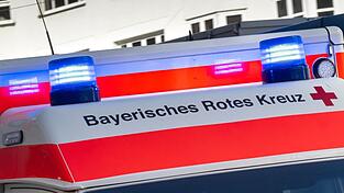 Mit leichten Verletzungen brachte der Rettungsdienst den Mann in ein Krankenhaus. (Symbolbild) Mit leichten Verletzungen brachte der Rettungsdienst den Mann in ein Krankenhaus. (Symbolbild)