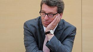 Der damalige CSU-Fraktionsvorsitzende Georg Schmid besch&auml;ftigte 22 Jahre lang seine Ehefrau als Mitarbeiterin. Daf&uuml;r wurde er 2015 zu 16 Monaten auf Bew&auml;hrung und 120.000 Euro Geldstrafe verurteilt.