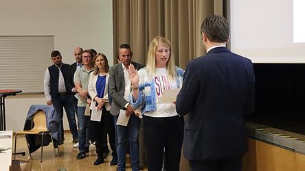 Am 11. Mai wurden in Moosburg zehn neue Stadtr&auml;te vom B&uuml;rgermeister vereidigt. Hier Lorena Kehlringer.