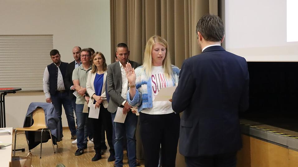 Am 11. Mai wurden in Moosburg zehn neue Stadträte vom Bürgermeister vereidigt. Hier Lorena Kehlringer. Am 11. Mai wurden in Moosburg zehn neue Stadträte vom Bürgermeister vereidigt. Hier Lorena Kehlringer.