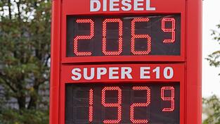 Am ersten Tag des Tankrabatts fiel E10 vielerorts zumindest vorübergehend unter zwei Euro pro Liter. Das kommt immer noch vor, ist aber seltener geworden. (Archivbild) Am ersten Tag des Tankrabatts fiel E10 vielerorts zumindest vorübergehend unter zwei Euro pro Liter. Das kommt immer noch vor, ist aber seltener geworden. (Archivbild)