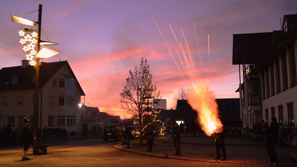 Die Niederaichbacher B&ouml;llersch&uuml;tzen begr&uuml;&szlig;ten vor dem Rathaus mit ihren un&uuml;berh&ouml;rbaren Salven das neue Jahr.