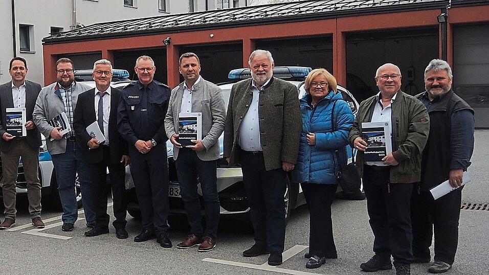 Die Kriminalstatistik der PI Deggendorf f&uuml;r 2025 zeigt eine r&uuml;ckl&auml;ufige Zahl an Delikten. Polizeidirektor Markus V&ouml;lkl (6.v.r.) und seine Kollegen mit den B&uuml;rgermeistern und Vertretern der 16 Gemeinden.