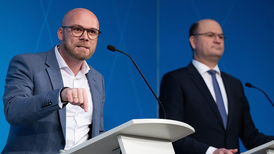 Das Thema Microsoft hatte zwischen Bayerns Digitalminister Fabian Mehring (links, Freie W&auml;hler) und Finanzminister Albert F&uuml;racker (CSU) f&uuml;r Streit gesorgt. (Archivbild)