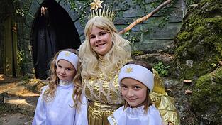 Das neue Further Christkindl Valerie Klier zusammen mit ihren beiden Haupt-engerln Victoria Klier und Greta Wagner. Das neue Further Christkindl Valerie Klier zusammen mit ihren beiden Haupt-engerln Victoria Klier und Greta Wagner.