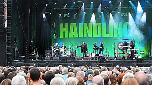 Seit &uuml;ber vier Jahrzehnten bespielen Haindling die B&uuml;hnen der Republik. Auch im Jahr 2024 erfreut sich die Band aus Geiselh&ouml;ring noch einer riesigen Fangemeinde.