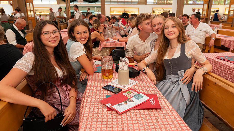 Die Partybilder vom Montag, 12. August 2024, aus dem Festzelt Kr&ouml;nner.