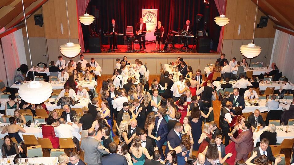 Die 'Black & White'-Partyband unterhielt die Gäste beim Burschenball 2025. Die 'Black & White'-Partyband unterhielt die Gäste beim Burschenball 2025.