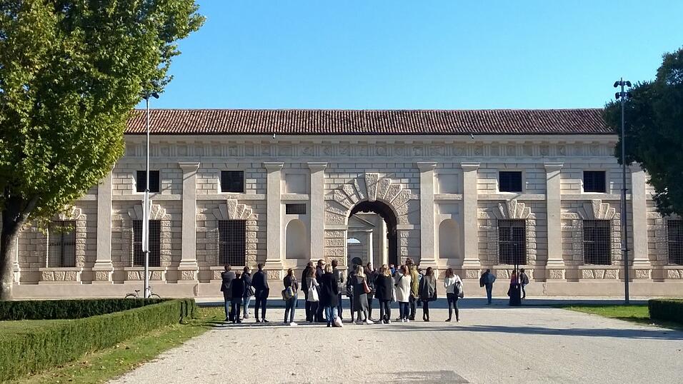 Der Palazzo Te in Mantua. Als Nachfolgebau wird dort nicht ohne Stolz auf die &bdquo;Stadtresidenz di Landshut&ldquo; verwiesen