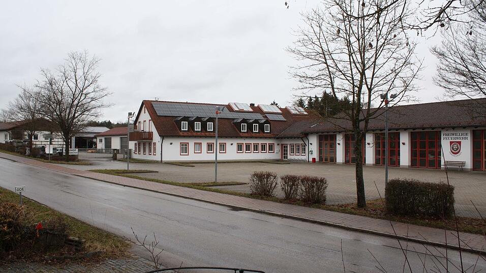 Das Feuerwehr-Ger&auml;tehaus in Nandlstadt ist das gr&ouml;&szlig;te der drei Ger&auml;teh&auml;user, in die 2026 investiert werden soll und muss.