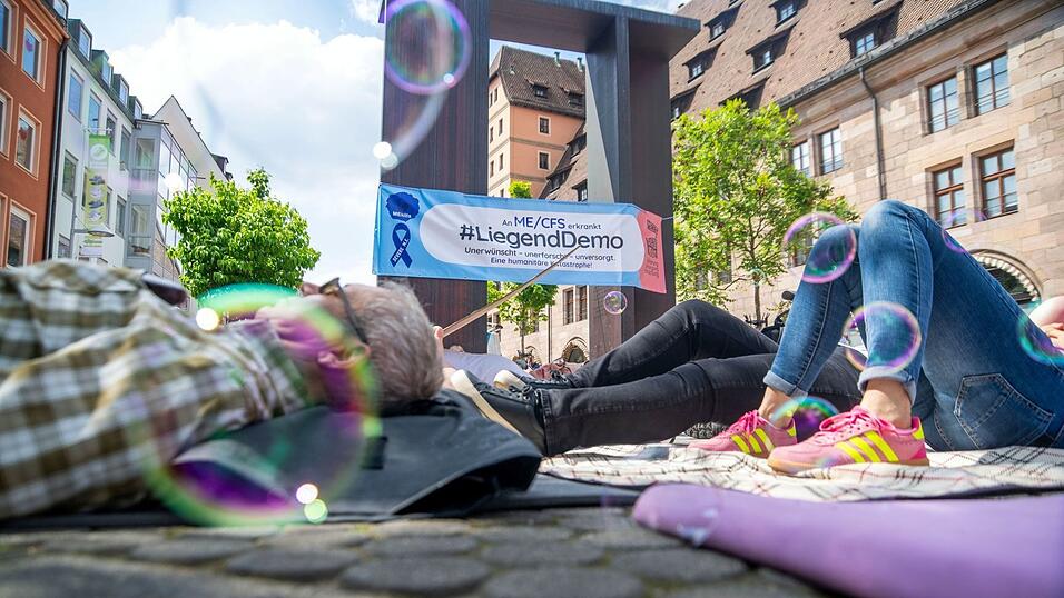 Nach Angaben der Initiative #LiegendDemo sind inzwischen mehr als 600.000 Menschen in Deutschland an ME/CFS erkrankt.