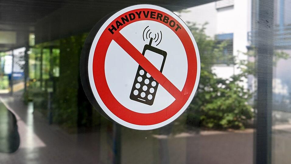 Bei Grundschulkindern ist bei Smartphone-Nutzung laut NRW-Schulministerium Zurückhaltung geboten. (Archivbild) Bei Grundschulkindern ist bei Smartphone-Nutzung laut NRW-Schulministerium Zurückhaltung geboten. (Archivbild)